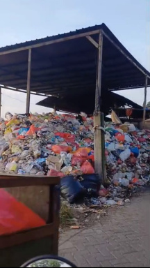 JCW Soroti Tumpukan Sampah Yang Sudah Menahun di Desa Ngampel sari Sidoarjo