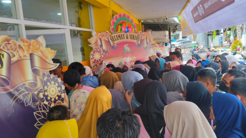Masyarakat Pamekasan Rela Antri Demi Kue Lapis