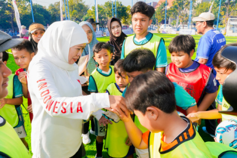 Gubernur Khofifah Resmikan Mini Soccer Al Akbar Sport Center, Perkuat Fungsi Masjid Sebagai Pusat Aktivitas dan Pemersatu Umat