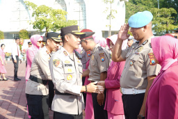 Kapolres Gresik Pimpin Upacara Korp Raport Kenaikan Pangkat di Mapolres Gresik, 58 Anggota Naik Pangkat