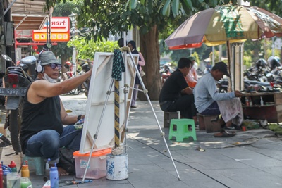 Festival Melukis Grebeg Suro 2025 Semakin Diminati, Suasana Jalan HOS Cokroaminoto Jadi Objek Menarik