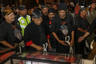 Dari Keris hingga Mothik Khas Ponorogo Dipamerkan dalam Pagelaran Pusaka Grebeg Suro 2025