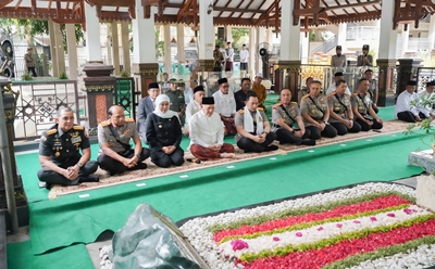 Gubernur Khofifah Dampingi Kapolri Ziarah Makam Gus Dur di Jombang Jatim: Jadikan Teladan Perkuat Toleransi Demi Persatuan Bangsa dan Negara