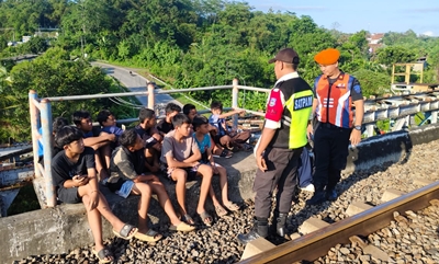PT KAI Daop 5 Imbau Tidak Bermain di Sekitar Rel Kereta Api pada Libur Sekolah