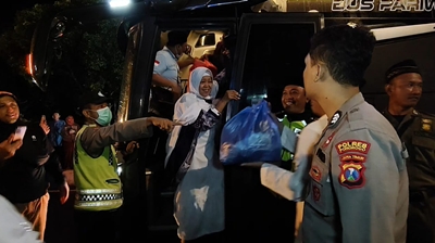 Jamaah Haji Kloter SUB 53 Ponorogo Pulang, Disambut dengan Tangis Haru