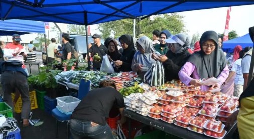 Warga Serbu Bazar Murah Koopsud I