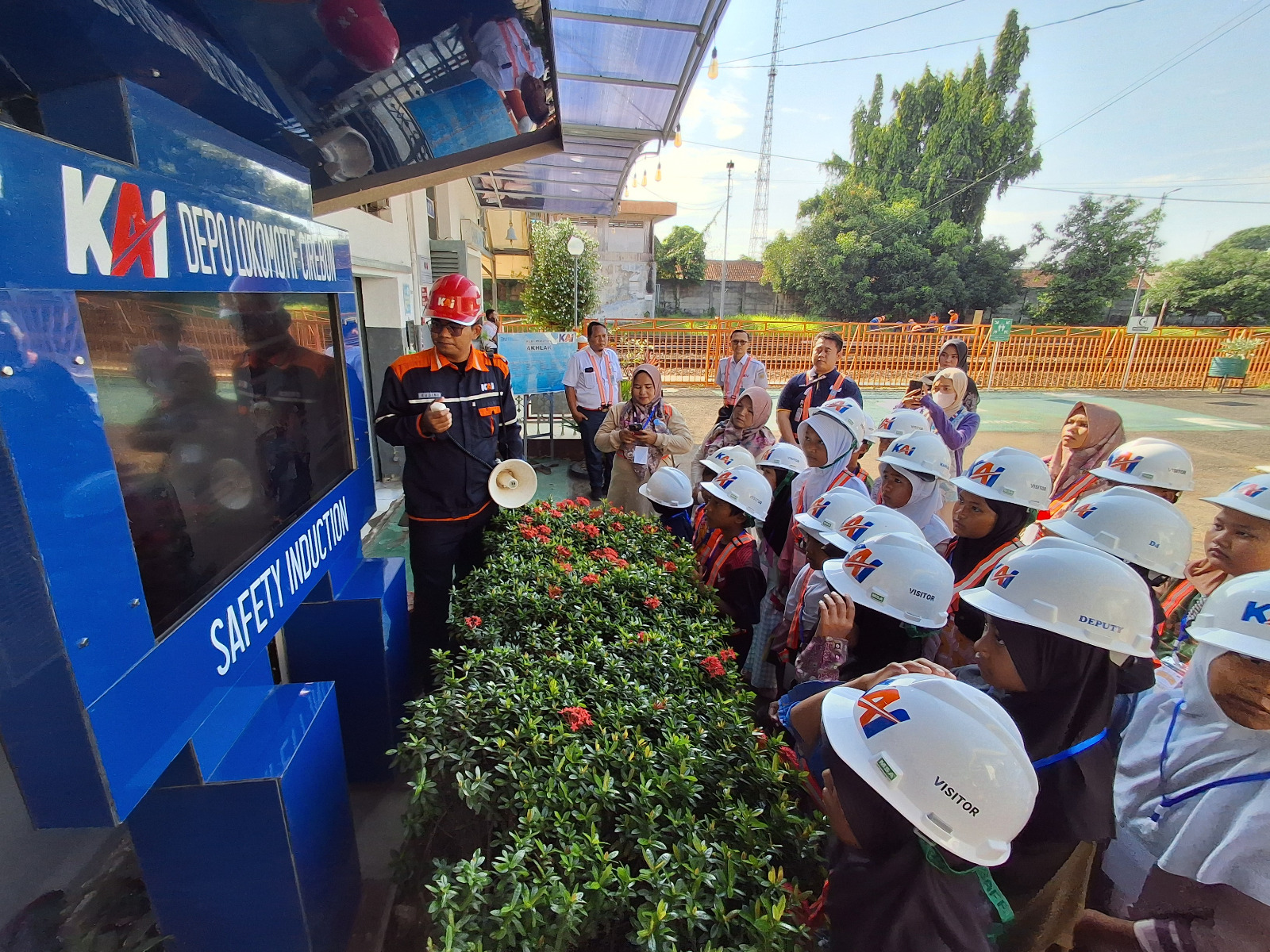Ajak Anak Sekolah dan Lembaga Sosial Kenali Dunia Perkeretaapian, KAI Daop 3 Cirebon: Kami Kenalkan Sejarah kereta Api
