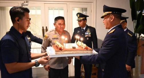 Warnai HUT ke 79 Bhayangkara, Dari Udara Kediaman Kapolda Metro Jaya Digeruduk Panglima Koopsud I
