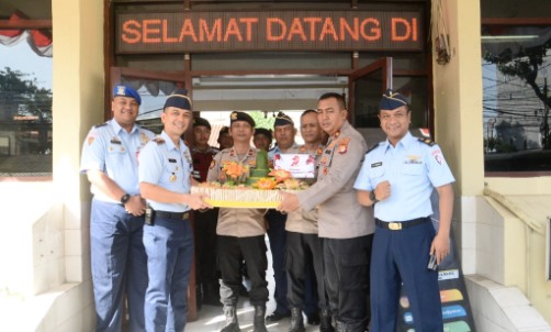 Peringati HUT ke-79 Bhayangkara, Dandenma Sambangi Kapolsek Makasar