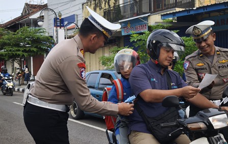 Di Penghujung Ops Patuh Semeru 2025, Polres Ponorogo Sampaikan Pesan dan Cinderamata kepada Pengendara