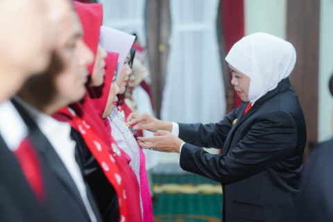 Gubernur Khofifah Sematkan Satyalancana Karya Satya kepada 600 ASN Pemprov Jatim, Jadikan Pelecut Semangat Kinerja Berdampak