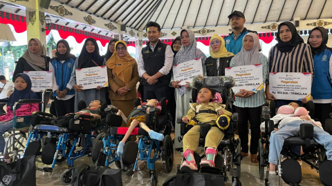 Wagub Jatim Emil Dardak Serahkan Bantuan Sosial di Magetan