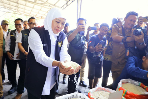 Respon Naiknya Harga Beras di Pasar, Gubernur Khofifah Tegas Instruksikan Jaga Kelancaran Distribusi Beras SPHP