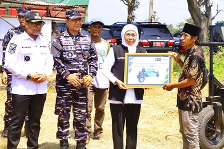 Gubernur Khofifah, Serahkan Bantuan Alsintan Kepada Gapoktan , Pastikan Jatim Siap Jadi Pilar Ketahanan Pangan Nasional
