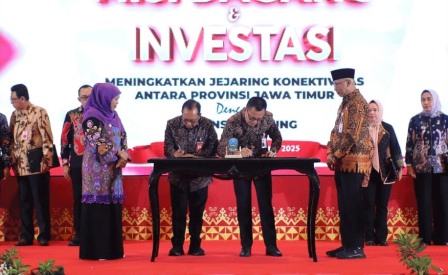 Gubernur Jatim dan Gubernur Lampung Saksikan MoU KUB Bank Jatim – Bank Lampung, Gubernur Khofifah: Perkuat Konektivitas Ekonomi Antar Bank Daerah