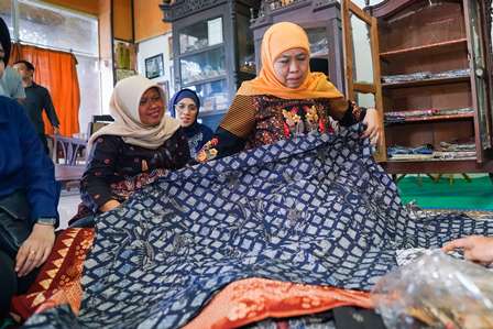 Khofifah Ajak Cintai dan Promosikan Batik Tulis Sampang sebagai Pesona Warisan Budaya Luhur Madura