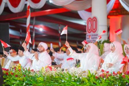 Syukuri 80 Tahun Kemerdekaan RI, Gubernur Khofifah dan Ribuan Masyarakat Jatim Larut Dalam Dzikir, Do’a dan Sholawat Bersama Habib Syech