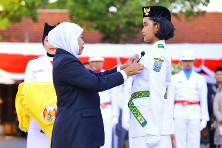 Gubernur Khofifah Kukuhkan 76 Anggota Paskibraka Jawa Timur, Teguhkan Dedikasi Terbaik untuk Merah Putih dan Negara
