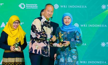 Gubernur Khofifah Terima Penghargaan dari Menteri Perindustrian RI, Peringkat Pertama Nasional dalam Implementasi Ekonomi Hijau
