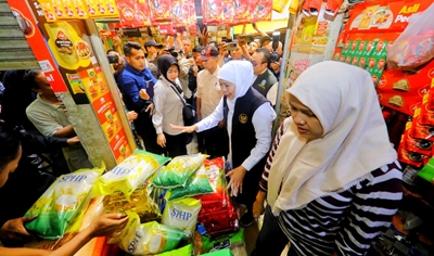 Blusukan ke Pasar Soponyono Surabaya, Gubernur Khofifah Pastikan Ketersediaan dan Harga Beras Medium Terjangkau Masyarakat