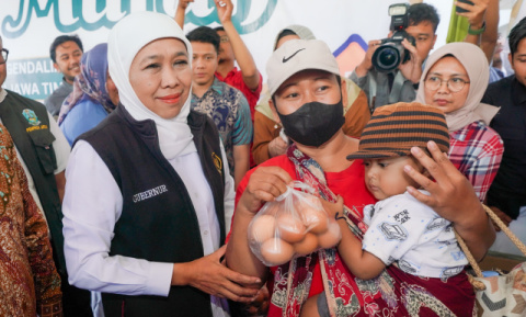 Ratusan Warga Gresik Serbu Pasar Murah, Gubernur Khofifah Tegaskan Komitmen Jaga Stabilitas Harga Bahan Pokok dan Daya Beli Masyarakat