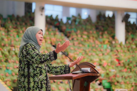 Hadiri Maulid Nabi SAW Muslimat NU Kota Malang, Gubernur Khofifah Ingatkan Keberseiringan Akhlak dan Teknologi Digital , Jangan Sharing sebelum Saring