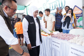 Gubernur Jatim Tinjau Pasar Murah di Gedangan, Berharap Distribusi Dapat Merata