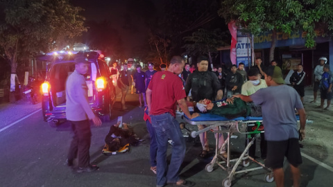Satria FU Adu Banteng vs Beat di Jalan Raya Balong Ponorogo, Dua Pengendara Meninggal di TKP