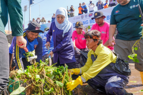 Gubernur Khofifah Pimpin Aksi Bersih Sungai di World Clean up Day di Probolinggo, Tegaskan Komitmen Menuju Indonesia Bersih 2029