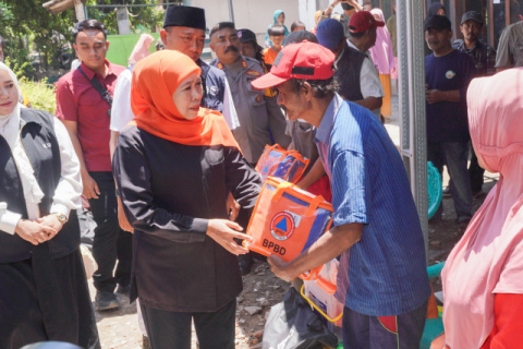 Gubernur Khofifah Serahkan Bantuan bagi Warga Terdampak Gempa Situbondo