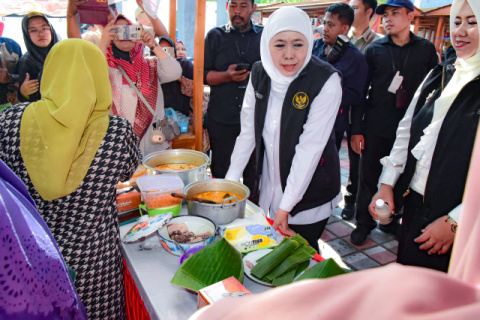 Pasar Murah ke-115 di Situbondo Libatkan IKM, Khofifah: Komitmen Dekatkan Bahan Pokok Terjangkau dan Jaga Daya Beli Masyarakat