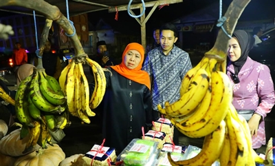 Sambang Pasar Ranuyoso, Gubernur Khofifah Ajak Peduli Pedagang Kecil, Bagikan Sembako dan Borong Pisang Agung dan Buah Khas Lumajang