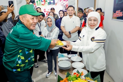 Tasyakuran Haornas XLII 2025, Gubernur Khofifah Tumpengan dan Bagikan Bantuan untuk Atlet Paralimpik Jatim