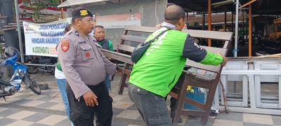 Ojol Kota Batu Ikut Berjaga di Pos Polisi Sebagai Wujud Kepedulian
