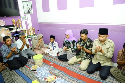 Khofifah Takziah Langsung Ke Jember, Serahkan Santunan Keluarga Korban Kecelakaan Bus di Jalur Bromo Probolinggo