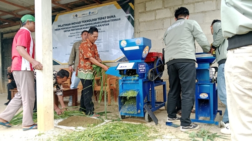 pelatihan penggunaan alat/ mesin yang ditujukan untuk masyarakat Desa Banjarejo, Kecamatan Pudak, Ponorogo yang profesinya kebanyakan sebagai petani dan peternak