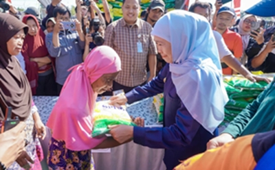 Warga Antusias Serbu Pasar Murah di Probolinggo, Gubernur Khofifah: Pemerintah Hadir Ringankan Beban Masyarakat