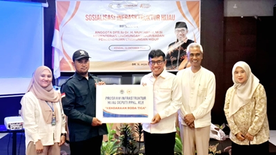 Dorong Penguatan Infrastruktur Hijau, Muh Haris Berikan Bantuan Kendaraan Roda Tiga