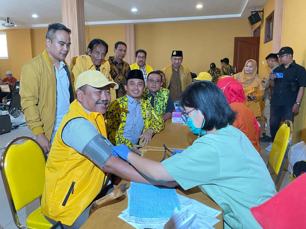 Rangkaian HUT 61 Golkar Jatim Lakukan Donor Darah Cek Kesehatan Gratis dan Bagi Bagi Sembako