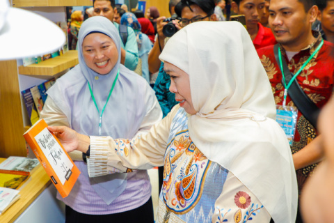 Insan Pendidikan se-Jatim Kompak Luncurkan 1.580 Karya Buku Pecahkan Rekor MURI, Gubernur Khofifah: Kado Istimewa HUT Ke-80 Sekaligus Wariskan Tradisi Literasi untuk Bangsa
