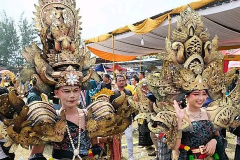 Meriah,Ribuan Warga Ikuti Gelaran Festival Sarung Goyor Pemalang