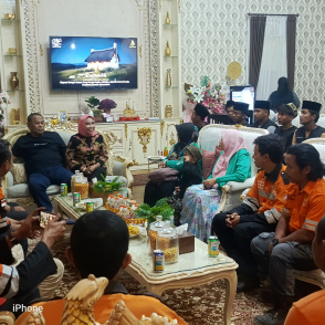 Wabup Mimik Ucapkan Terimakasih Kepada Sejumlah Relawan Yang Mengikuti Evakuasi Ponpes Al Khoziny