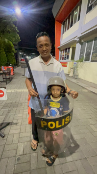 Polisi Sahabat Anak: Samapta Polres Gresik Wujudkan Nazar Bocah 6 Tahun dengan Cara Humanis