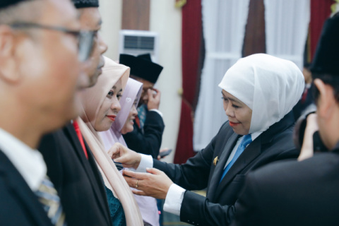 Sematkan Satyalancana Karya Satya kepada 982 ASN, Gubernur Khofifah Tegaskan Integritas Jadi Fondasi Jatim Tangguh Terus Bertumbuh