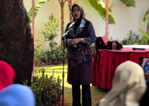 Komda Gelar Lansia Gelar Pelatihan Sulam Pita di Rumah Dinas Wabup Mimik Idayana