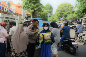 Lewat Gerakan Pangan Murah, Polres Gresik Turun Langsung Bantu Warga Dapatkan Beras Terjangkau