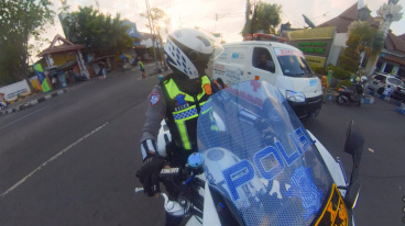 Sirine Ambulan Mati, Polisi Satlantas Gresik Sigap Buka Jalan Ambulans