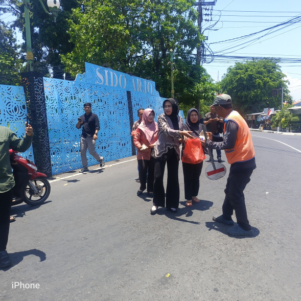 Jum’at Berkah, Wabup Mimik Bagikan Nasi Bungkus ke Tukang Becak Dan Sejumlah Pengguna Jalan