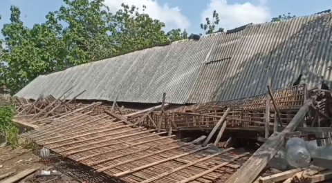 Hujan Es Disertai Puting Beliung Rusak Puluhan Rumah dan 3 Kandang Ayam di Ngawi, Kerugian Ratusan Juta