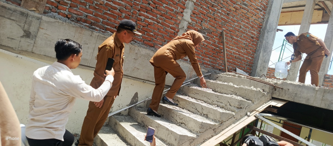 Wabup Mimik Sidak Proyek SMPN 2 Prambon, Temukan Proyek Tak Safety dan Banyak Kolom Keropos